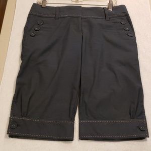 Trouser shorts with pink stitch and buttons